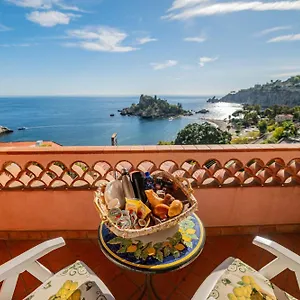 mendolia-beach-hotel.taorminaitalyhotels.com/